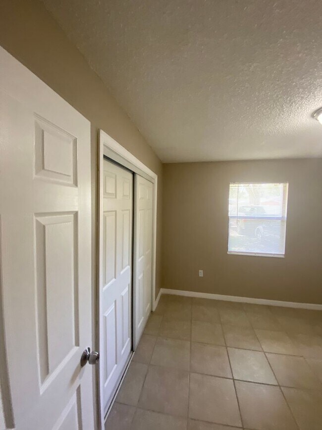 Building Photo - RANCH STYLE 3 BEDROOM 2 BATH  - NEAR USF & BUSCH GARDENS