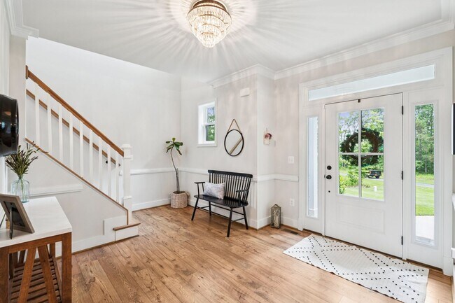 Building Photo - Impressive 6 Bed 4.5 Bath Single-Family Ho...