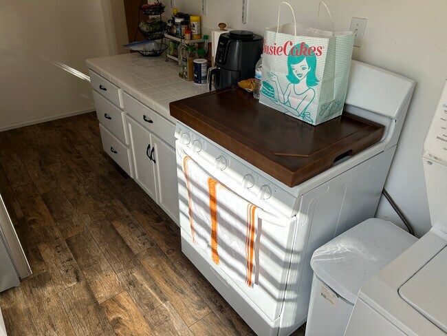 Building Photo - 638 Sheldon St