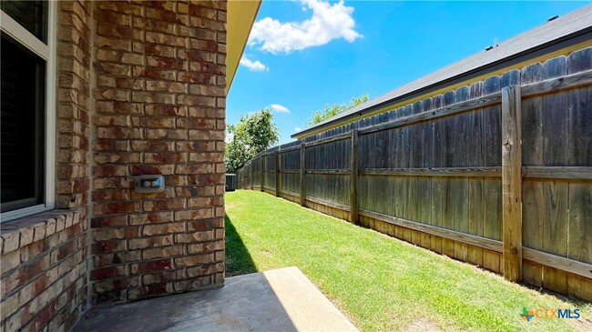 Building Photo - 405 Sladecek Dr
