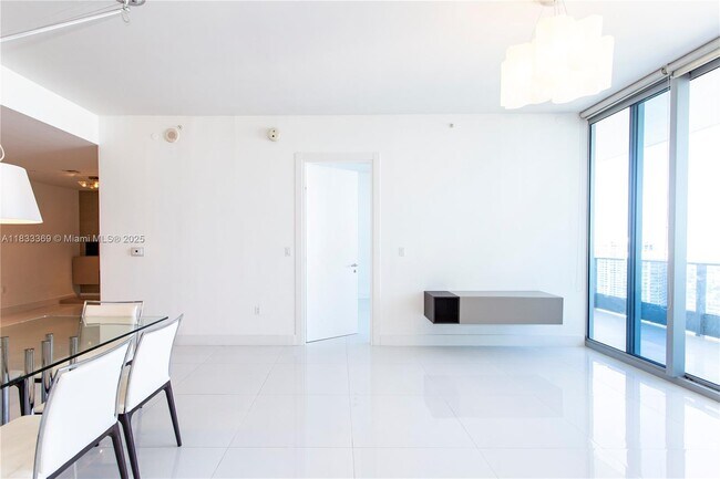 Building Photo - 200 Biscayne Blvd Way