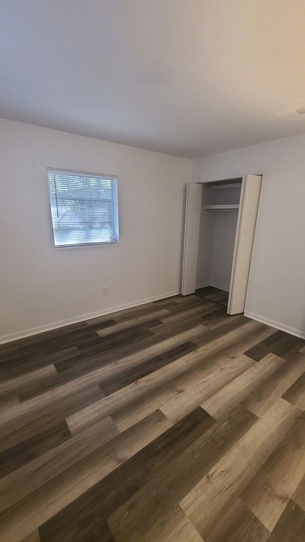 Building Photo - Fully Renovated 3/1 with huge fenced-in ba...