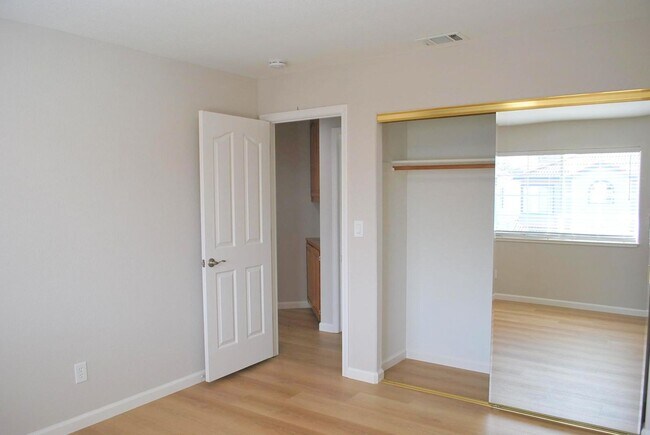 Building Photo - Updated Detached Home in Gated Fleur Du Mo...