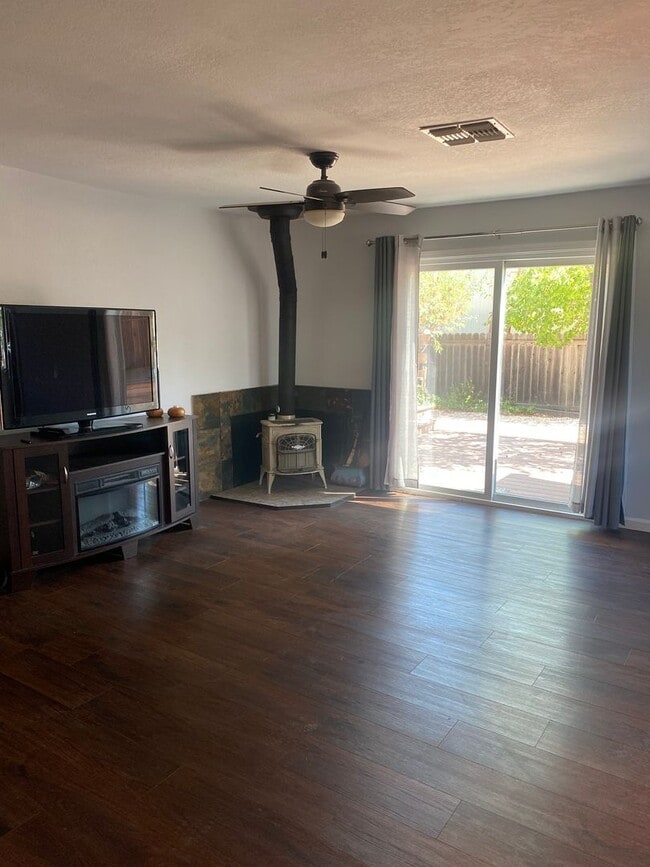 Building Photo - Charming 2 bedroom, 1 bathroom house with ...