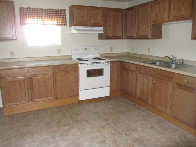 Building Photo - SUBLEASE OPPORTUNITY rent 1 bedroom or bot...