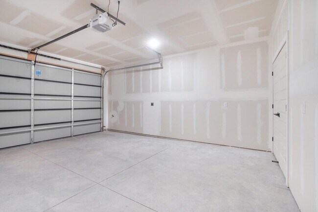 Building Photo - HURRICANE TOWNHOME - END UNIT
