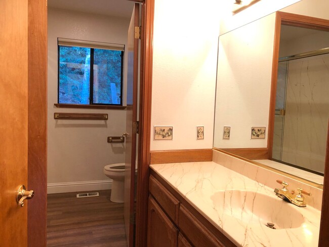 Building Photo - Gorgeous Alta Sierra Views with extra room.