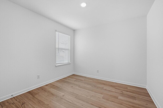 Building Photo - Clean & Modern Townhome with No Carpet and Lawn Service Included