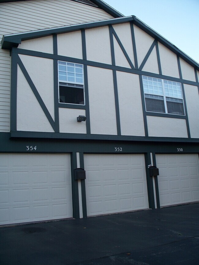 Building Photo - Beautiful 2 bd 1 1/2 ba as soon as July 1 move-in. Great Vernon Hills location!