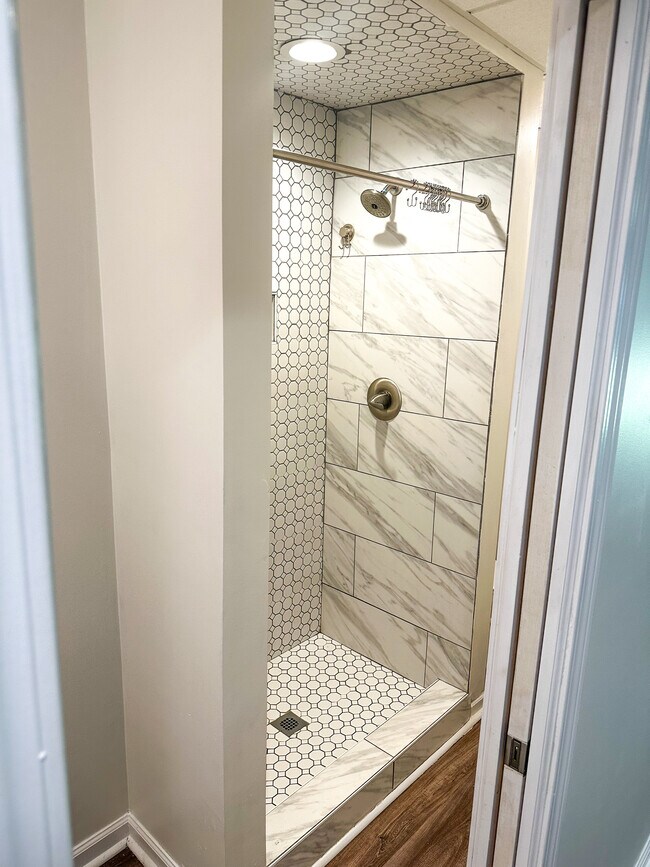 Building Photo - 4565 Kent Rd