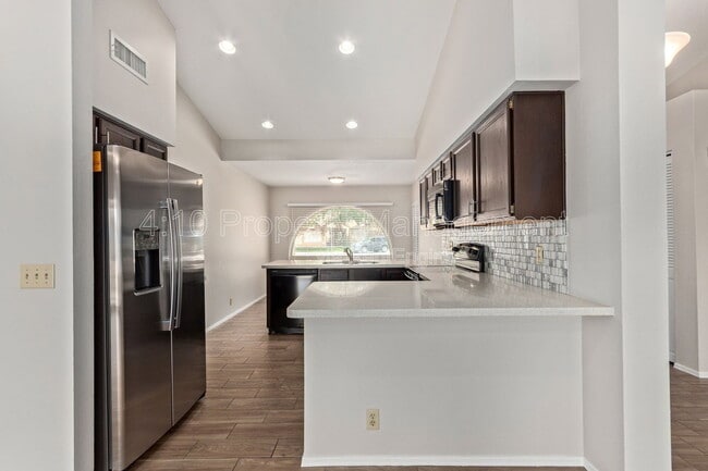 Building Photo - 2381 W Redwood Dr