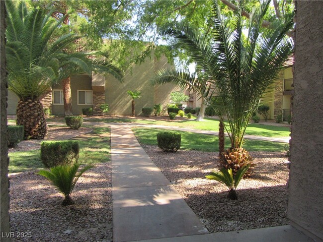 Building Photo - 4954 River Glen Dr