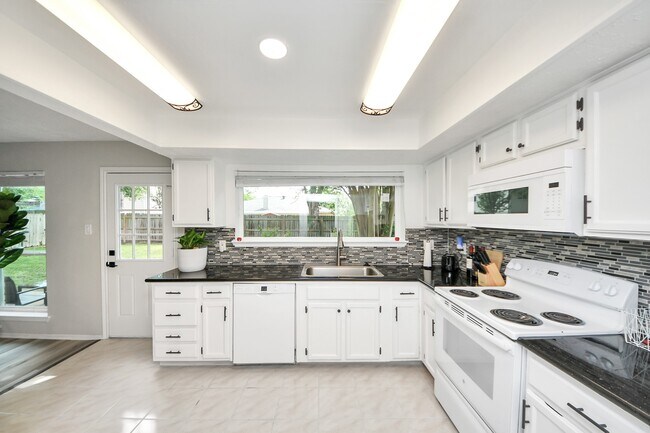 Building Photo - 1902 Kings Arms Way