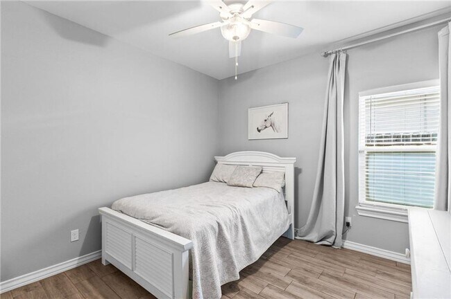 Building Photo - Spacious 4 or 5 Bedroom Home for Rent | Desirable Southside Location