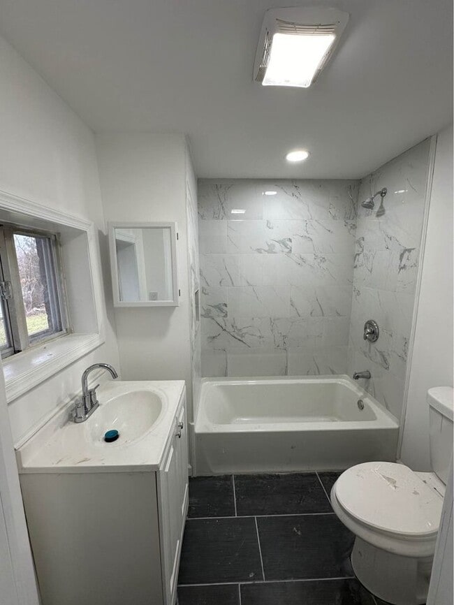 Building Photo - 220 Crane St