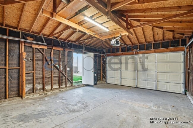 Building Photo - 1421 Stearns Dr