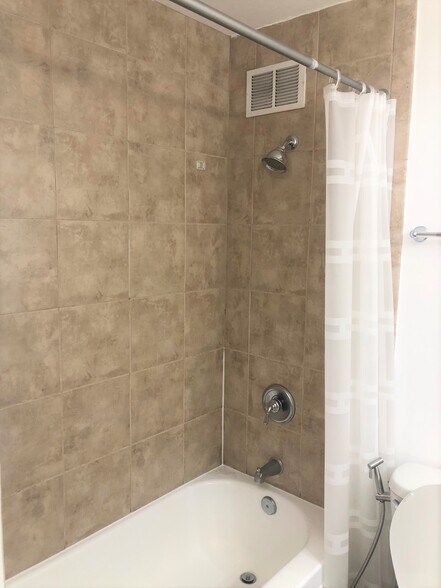 Tiled bathroom - 474 N Lake Shore Dr