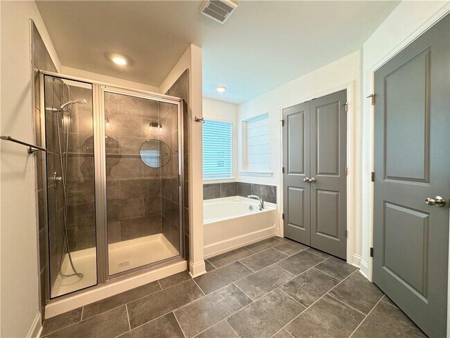 Building Photo - 2955 Vinca Dr