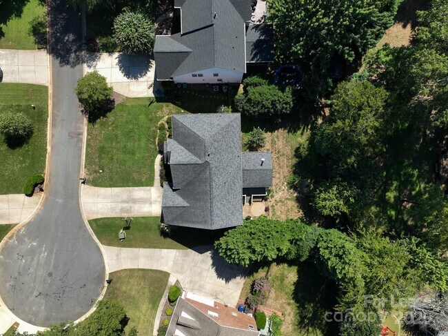 Building Photo - 604 Queenswater Ln