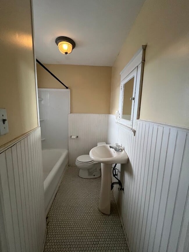 Building Photo - 4 Bedroom House