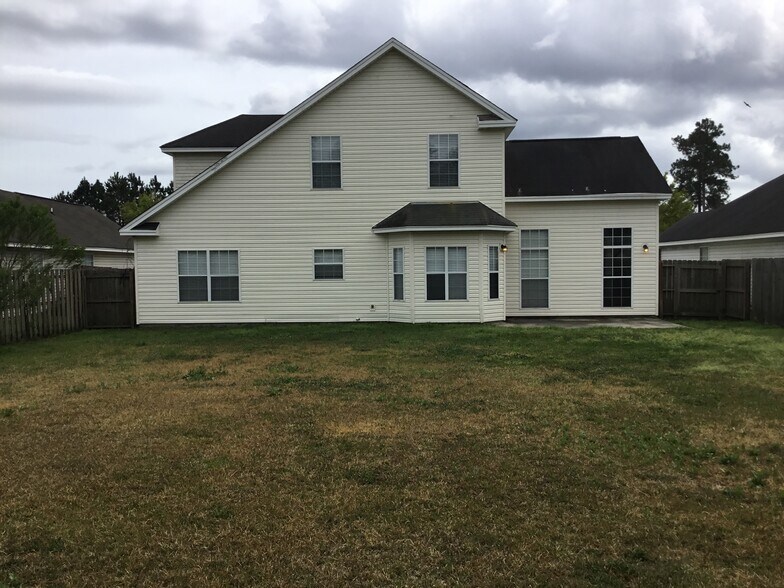 Building Photo - 805 Laurel Hill Cir