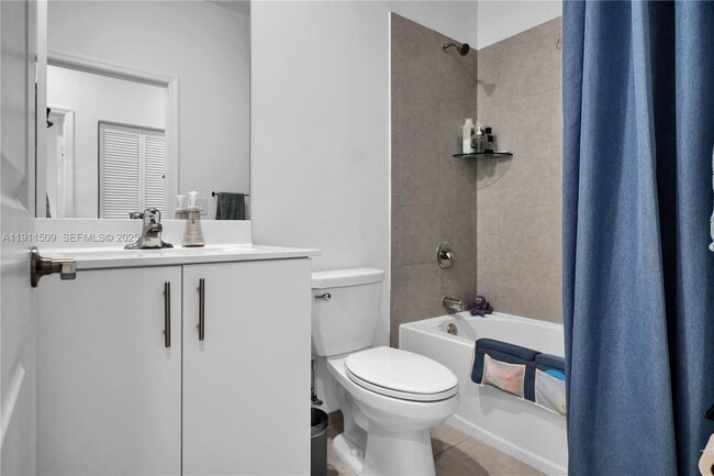 Building Photo - 909 NE 211th St