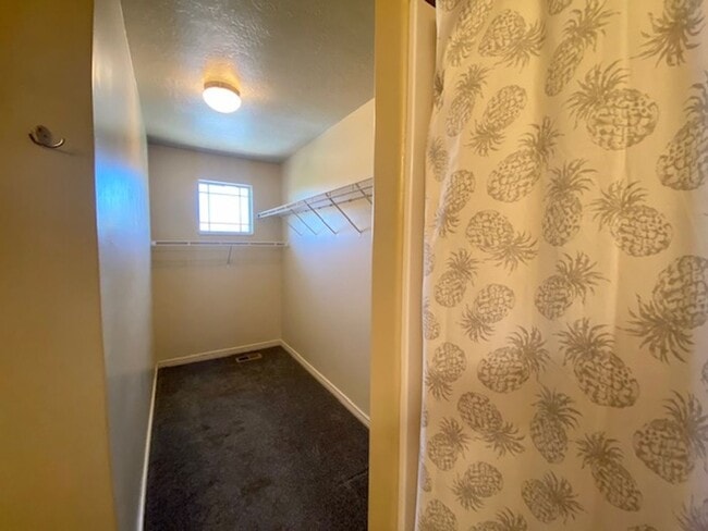 Building Photo - LARGE TOWNHOME AVAILABLE FOR RENT!