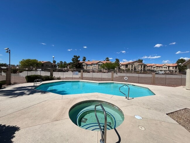Building Photo - Gated Townhome 3-Bedrooms 2.5-Bathrooms!