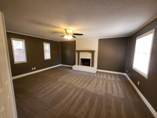 Building Photo - 2110 Redbud Ln