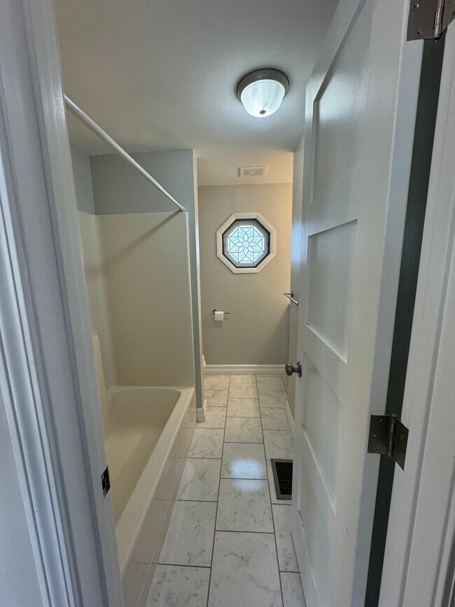 Building Photo - 285 1/2 Walnut St