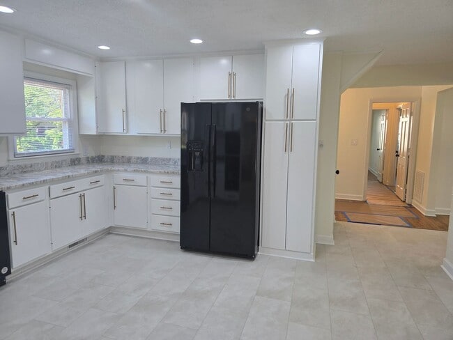 Building Photo - NEW LISTING!!!!!