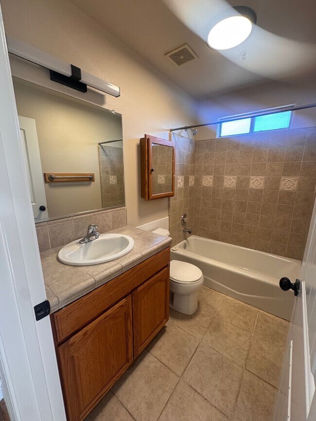 Building Photo - Charming 3 Bed/ 2 Bath Home. AVAILABLE NOW!!!!