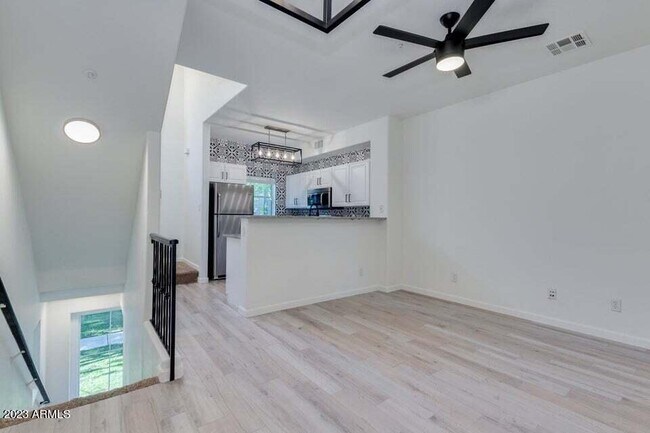 Building Photo - 160 W Commerce Ct