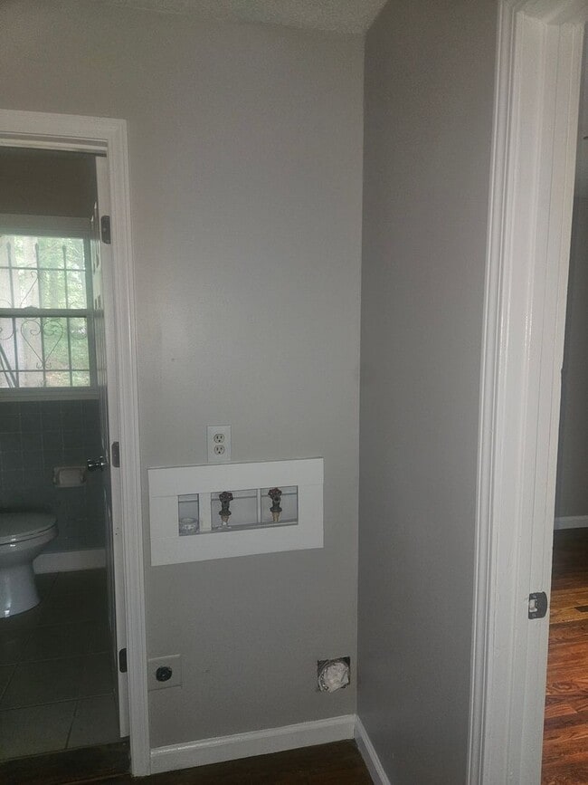 Building Photo - 3 Bedroom 1 bath home