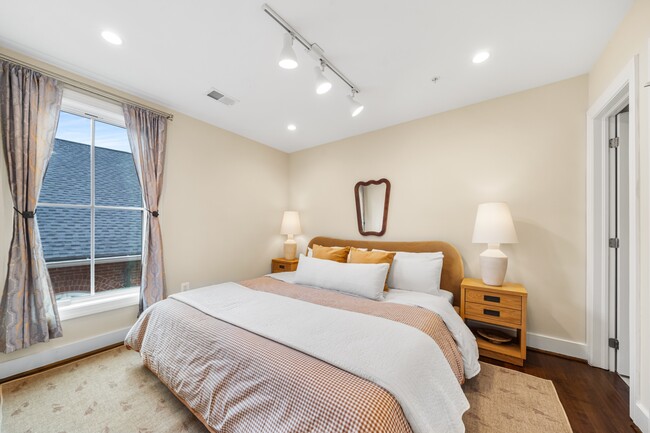 Building Photo - 625 Park Rd NW