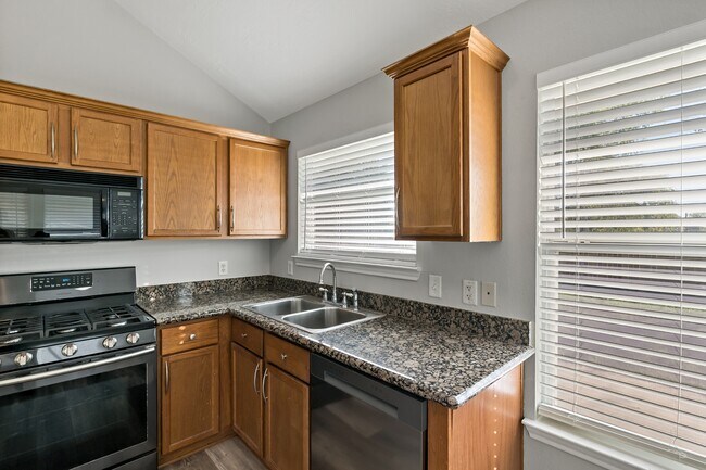 Building Photo - 1002 Crested Point Dr