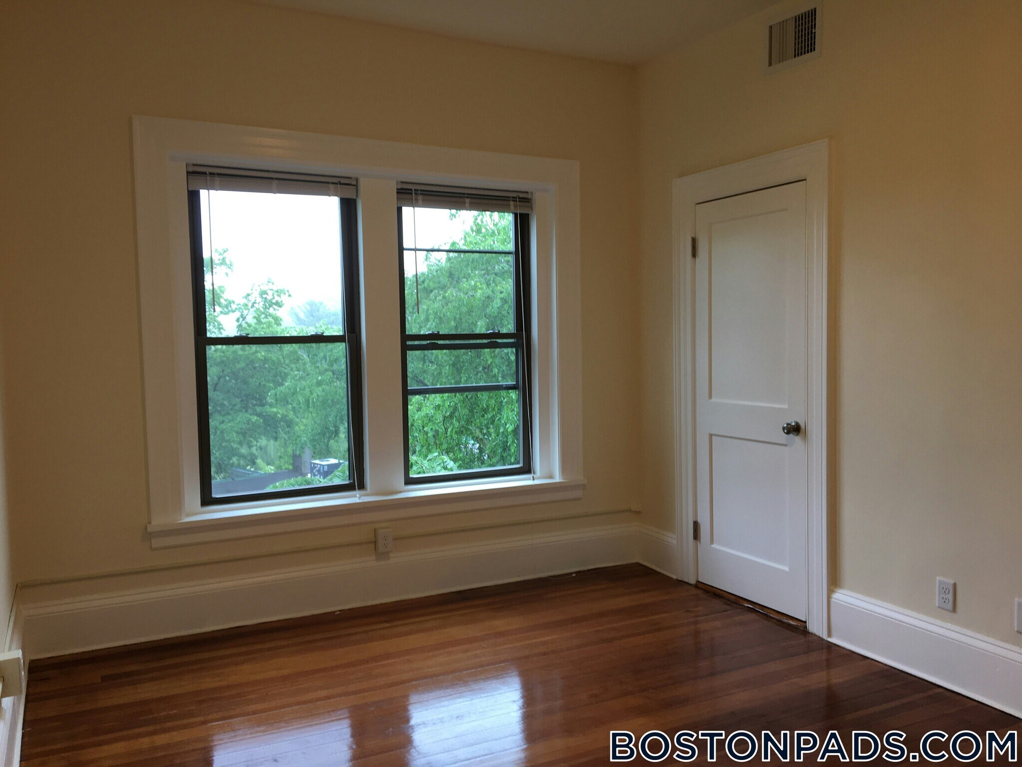 Building Photo - 1463 Beacon St