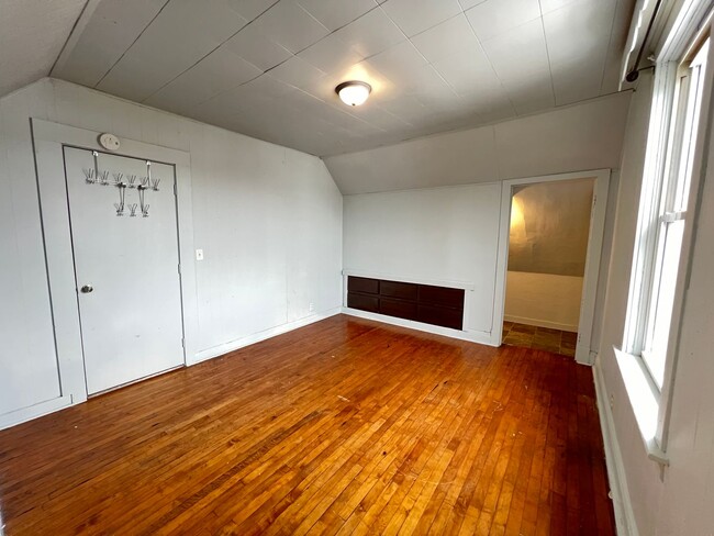 Building Photo - AVAILABLE JUNE - 4 Bed 1 Bath House in the...