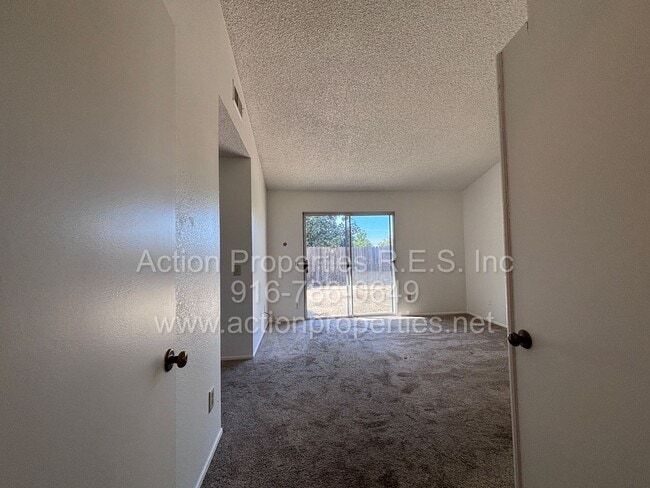 Building Photo - Charming 3 Bed, 2 Bath House - Close to Shopping, Schools, and Parks - New Paint - Updated Flooring!