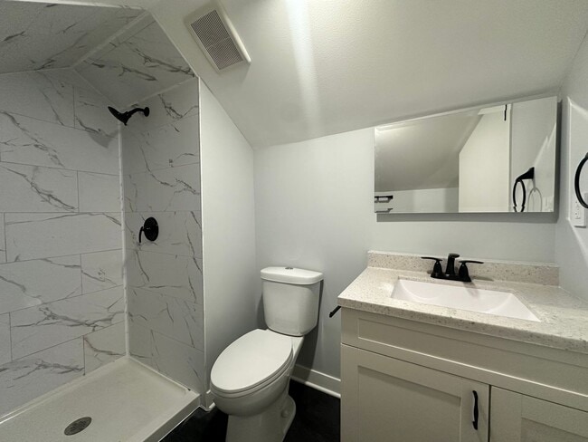 Building Photo - Three Bedroom Three Bath