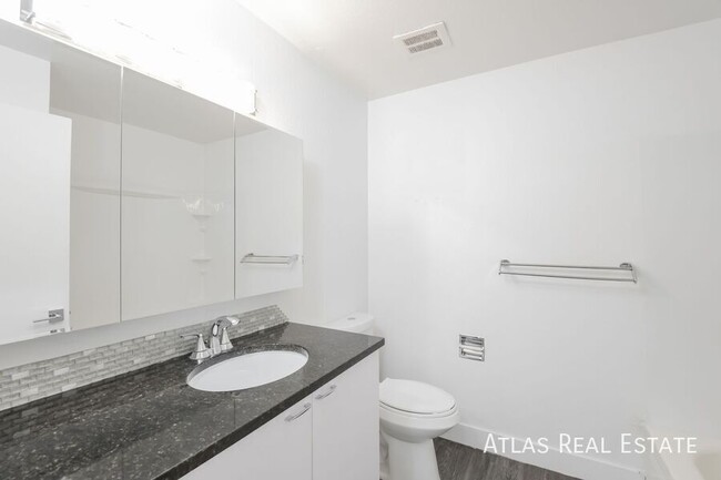 Building Photo - Beautiful 2 Bedroom 1 Bathroom, W/D in Uni...