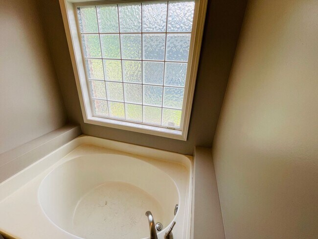 Building Photo - 3BD/2BA FOR RENT