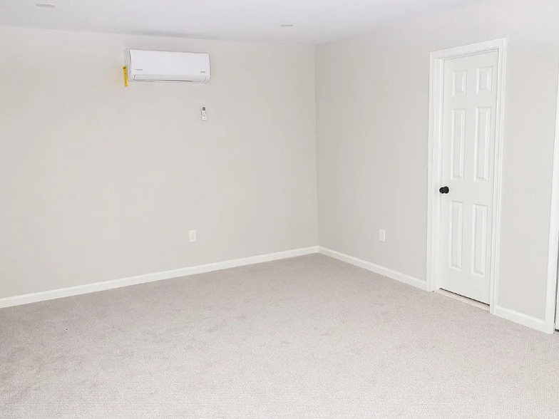 Building Photo - 8906 Chestnut Ave