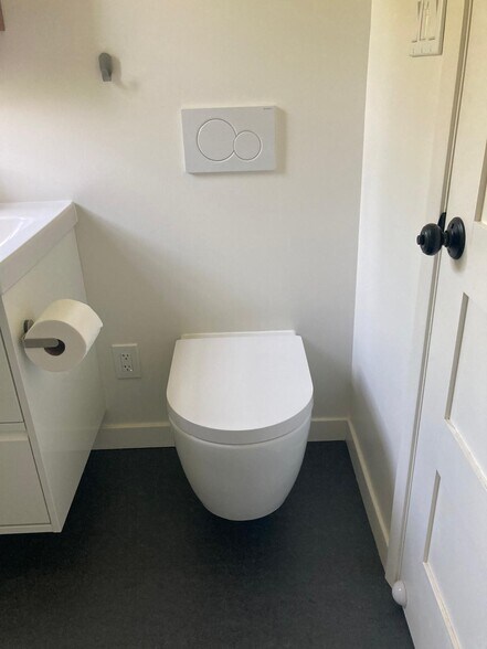 wall-hung toilet - 624 Bonair St