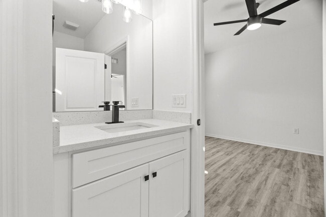 Building Photo - 548 Knapp St