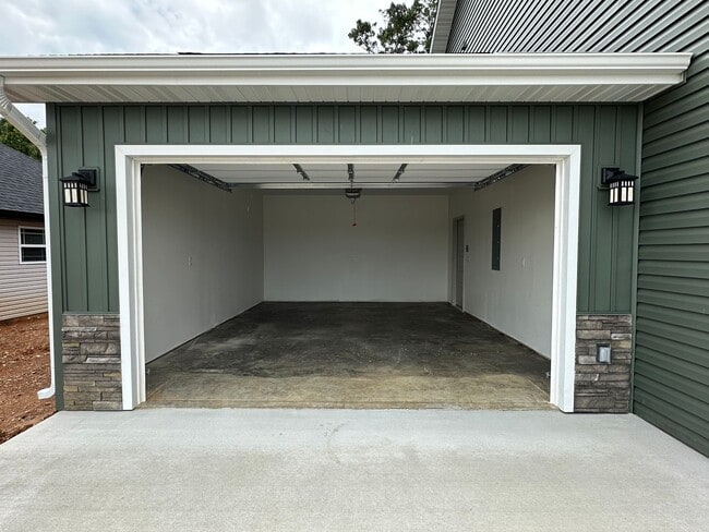 Building Photo - BRAND NEW 4 BED 3 BATH in WAYNESVILLE