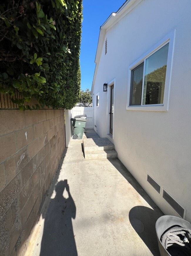 Building Photo - Beautifully Maintained 3 bedroom home