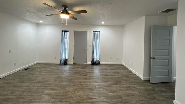 Building Photo - 12510 Maple Ridge Rd