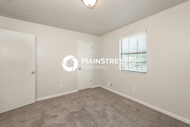 Building Photo - 3 Bedroom Pet-Friendly Home in RIVERDALE, ...
