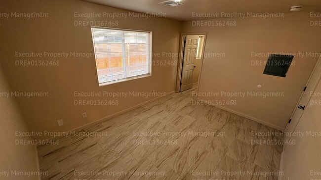 Building Photo - 3 bedroom/ 2 bathroom apartment